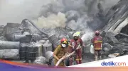 11 Jam Kebakaran Pabrik Sandal di Tangerang Belum Padam, Ini Kendalanya