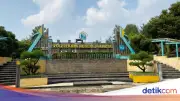 Ayah Mahasiswa PNJ Bersujud Minta Maaf Usai Anaknya Kepergok Ciuman Sesama Jenis