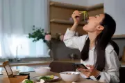 Bahaya Makan Terlalu Cepat bagi Kesehatan Tubuh