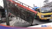 Bak Truk Nyangkut Kabel Listrik di Ciputat, Lalin Macet Parah