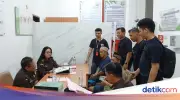 Bareskrim Serahkan Dua Kurir Sabu dan Etomidate ke Kejari Jaksel
