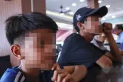 Bocah 10 Tahun di Malaysia Tak Sekolah, Bantu Ibu Jualan Kue