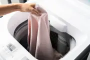 Cara Hilangkan Bau Apak di Pakaian Setelah Liburan