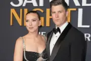 Colin Jost Bercanda soal Jadi Pasangan Kurang Populer dari Scarlett Johansson