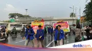 Demo Depan DPR, Mahasiswa Bawa Karangan Bunga Sindir Pemerintah
