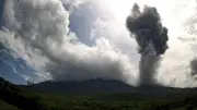 Gunung Lewotobi Laki-laki Erupsi 5 Kali, Bandara Maumere Ditutup Sementara