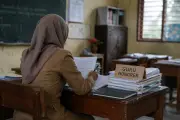 Guru Honorer 40 Tahun Hanya Terima Gaji Rp 414.000, Ini Ceritanya