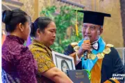 Ibu di Kediri Gantikan Anaknya yang Meninggal Saat Wisuda