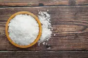 Kebiasaan Tambah Garam ke Makanan Siap Santap Bisa Picu Masalah Kesehatan Serius