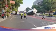 Kronologi Mobil Boks Muatan Biji Plastik Terguling di Jakbar, Muatan Berserakan