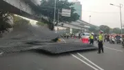 Kronologi Truk Terguling di Tomang, 30 Ton Besi Berhamburan Tutup Akses Tol