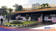 Massa Mahasiswa Bubar dari Gerbang Belakang DPR, Lalu Lintas Normal