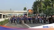 Massa Mahasiswa Demo Depan Gedung DPR, Bawa Boneka Jelangkung dan Tuntut Tritura