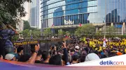 Massa Mahasiswa UI Masih Bertahan di Tosari, Gagal Capai Bundaran HI