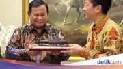 Menhan Jepang Beri Miniatur Kapal Perang Mikasa ke Prabowo