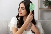 Menyisir Rambut Terlalu Sering Bisa Rusak Kesehatan Rambut, Ini Penjelasannya