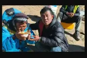 Pemandu Nepal Dawa Sherpa Ditemukan Hidup Setelah 6 Hari Hilang di Everest
