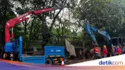 Perbaikan Jalan Amblas Lenteng Agung Dimulai, Pelat Baja Diangkat