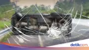 Pikap Terguling di Tol Layang MBZ Arah Cikampek, Lalin Padat
