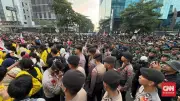 Polisi Alihkan Arus Lalu Lintas Semanggi ke Bundaran HI Akibat Demo Mahasiswa