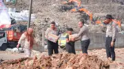 Polri Bagikan Bansos di TPA Burangkeng Sambut Hari Bhayangkara ke-80