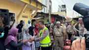 Polri Salurkan 500 Paket Bansos untuk 679 Korban Kebakaran Kemayoran