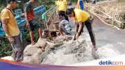 Polsek Jayaloka Perbaiki Tanggul Jembatan Rusak Demi Keselamatan Warga