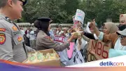 Polwan Negosiator Beri Pelayanan Humanis di Aksi Demo Monas