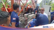Pria di Lampung Naik Tower 52 Meter, Dibujuk Istri Pakai HT