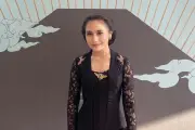 Prilly Latuconsina Kaget Harus Diam dan Tak Boleh Pakai Sepatu di Kirab Malam Satu Suro
