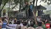 Ratusan Mahasiswa USU Aksi di DPRD Sumut, Tagih 19 Juta Lapangan Kerja