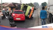 Tabrakan Truk Vs Mobil di Jembatan BKT Cakung, Lalin Arah Pulogadung Macet
