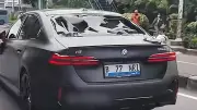 Viral BMW Listrik Dirusak Massa di Jakarta Barat, Ini Faktanya