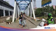 Viral Ojol Nekat Lewat Jembatan Rel di Petamburan, KAI: Sangat Berbahaya