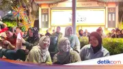 Warga Jakarta Timur Rela Ngemper di Bundaran HI untuk HUT DKI ke-499