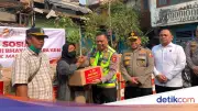 Warga Kemayoran Bersyukur Terima Bantuan Sembako dari Polri