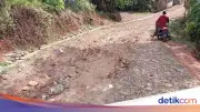 Warga Pandeglang Teken Petisi Pakai Darah Minta Jalan Diperbaiki