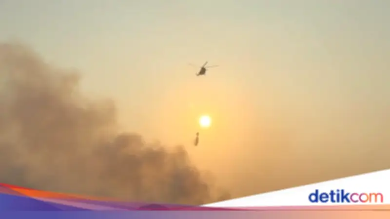 2 Heli Water Bombing Dikerahkan Padamkan Kebakaran TPA Jatiwaringin Tangerang