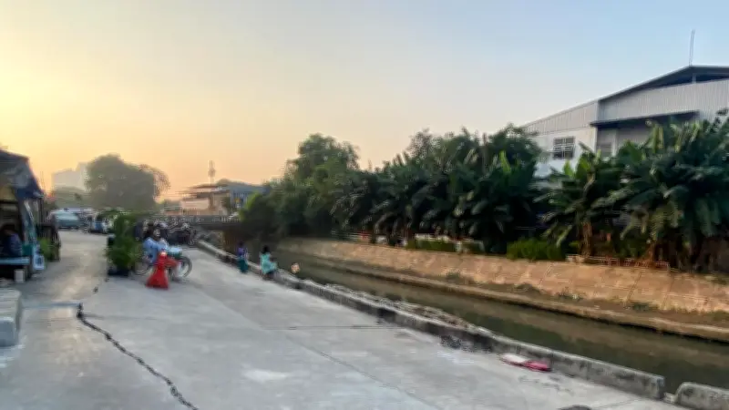 4 Bulan Jalan Amblas di Pulo Gadung Tak Kunjung Diperbaiki, Warga Swadaya Tutup Lubang