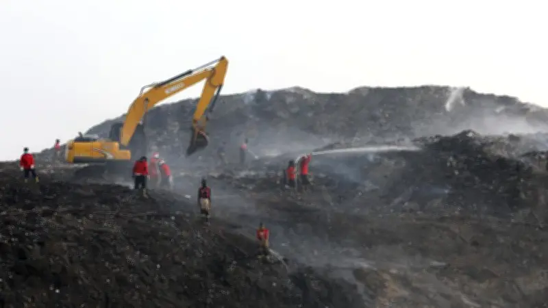 50% Area Kebakaran TPA Jatiwaringin Berhasil Dipadamkan
