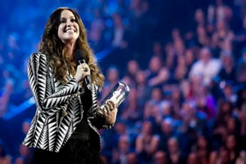 Alanis Morissette Blak-blakan Soal Terapi Hormon untuk Atasi Menopause
