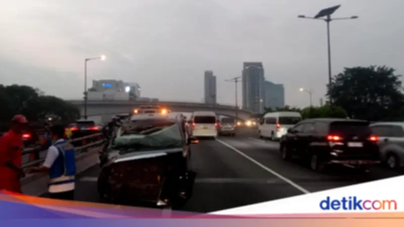 Alphard Ringsek Tabrak Truk di Tol Dalkot Gegara Asap Knalpot