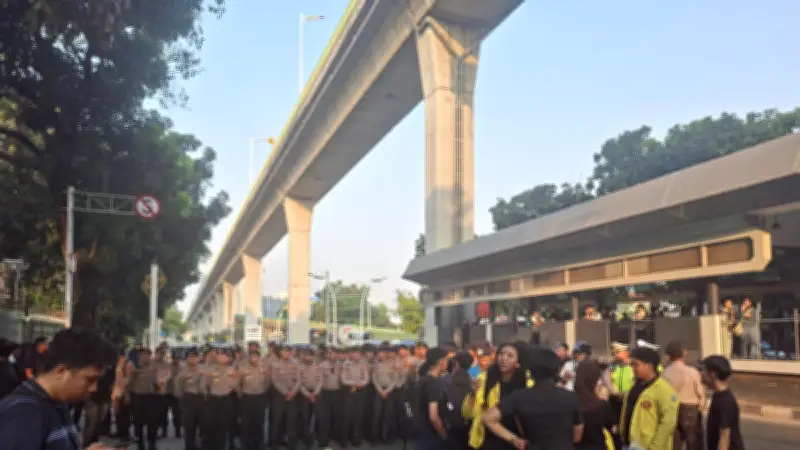 BEM UI Demo di Mabes Polri Bawa Karangan Bunga Kritik UU Reformasi Polri