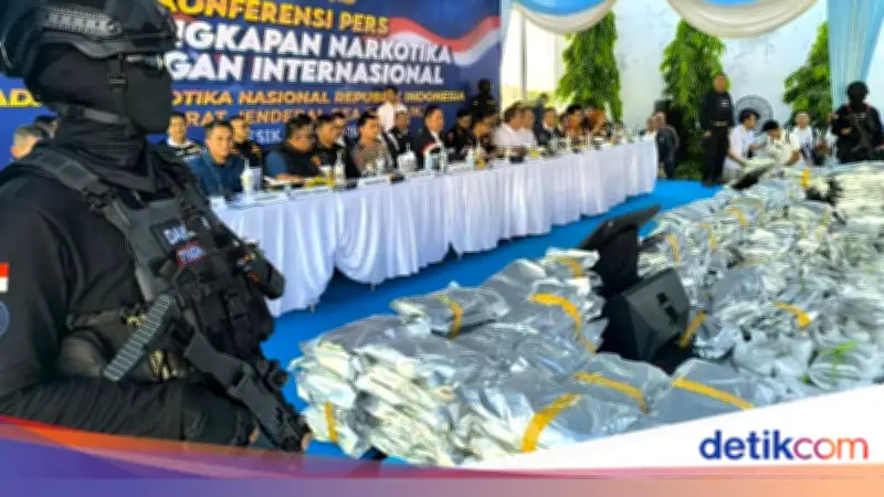 BNN Amankan 12 Orang dan 3,37 Ton Ganja di Gudang Gresik