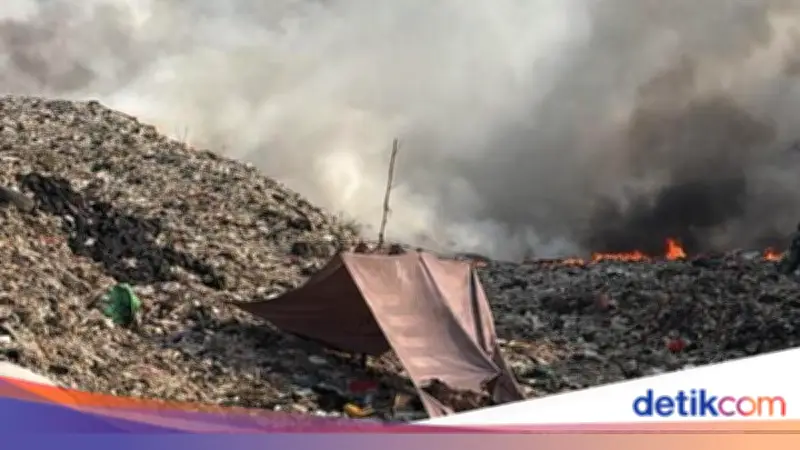 BNPB Sebut Angin Kencang Hambat Pemadaman Kebakaran TPA Jatiwaringin