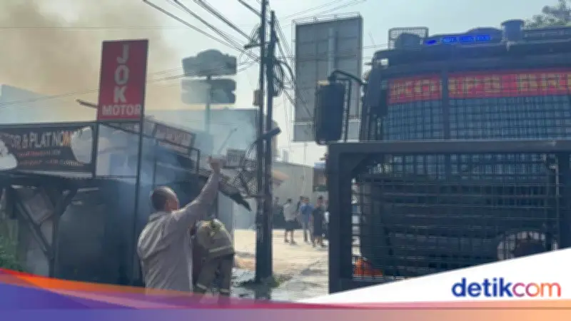 Brimob Kerahkan Water Cannon Padamkan Kebakaran Dua Kios di Tangsel