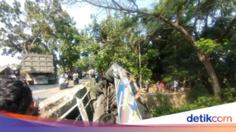 Bus Sugeng Rahayu Terperosok ke Sungai di Nganjuk, Belasan Penumpang Dievakuasi