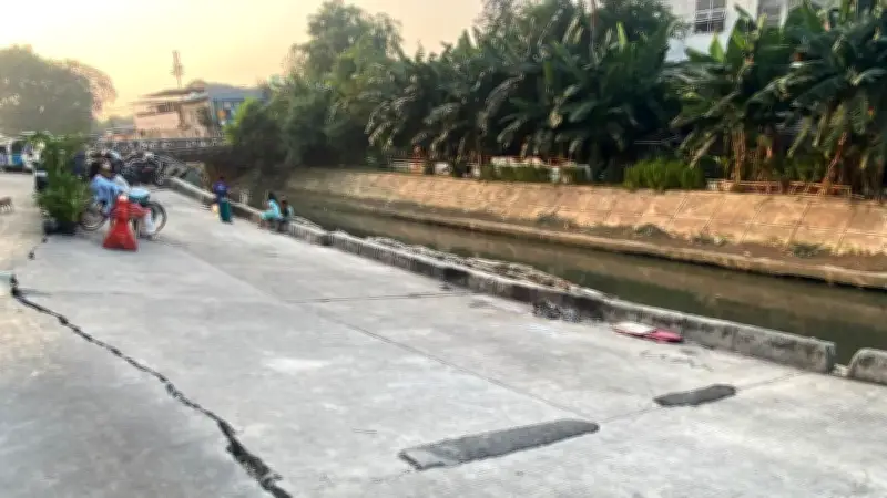 Dicor Hari Ini, Retak Lagi Esok: Lingkaran Setan Warga Jalan Amblas Pulo Gadung