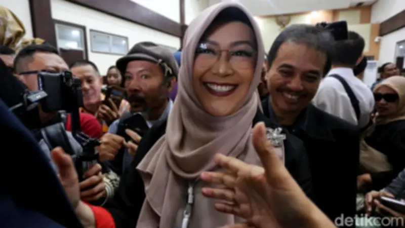 Dokter Tifa Minta Jokowi Tunjukkan Ijazah Asli di Sidang dan Publik