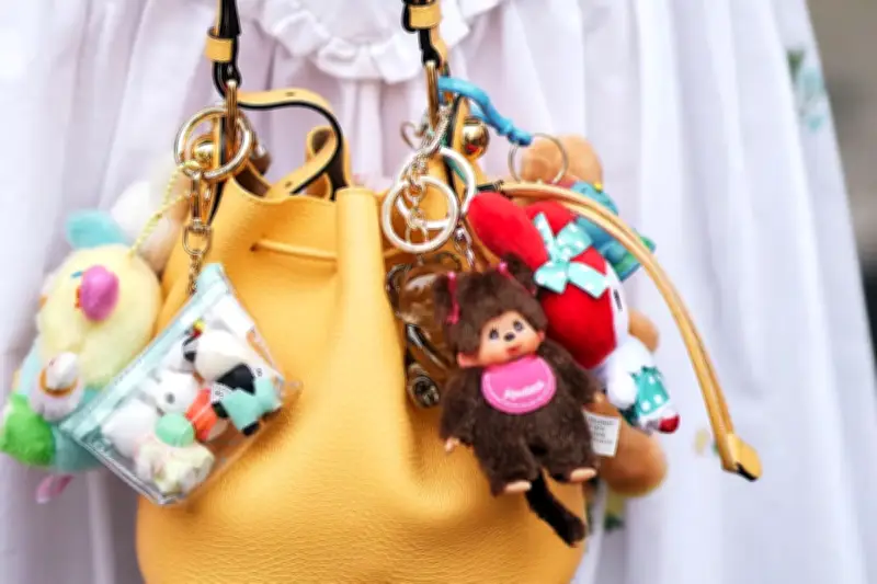Fenomena Bag Charm: Aksesori Mungil yang Berkomunikasi Tanpa Kata